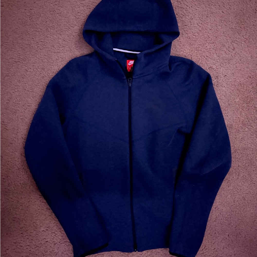 Navy nike tech fleece new season (PRACTICALLY NEW)